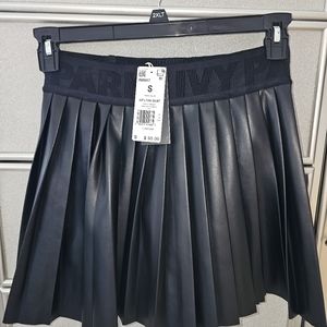 Ivy Park Noir Pleeted mini skirt